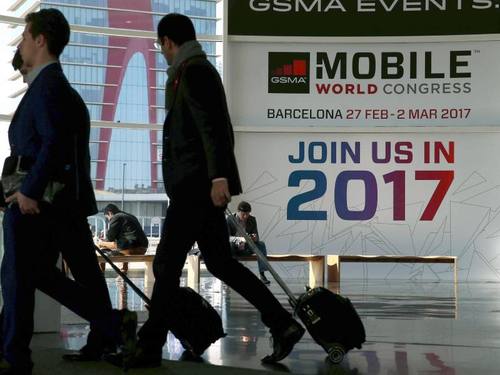 Die Unternehmen werden die Messe Mobile World Congress (MWC) in Barcelona wieder nutzen, um ein Neuheiten-Feuerwerk zu zünden. Foto: Tony Albir