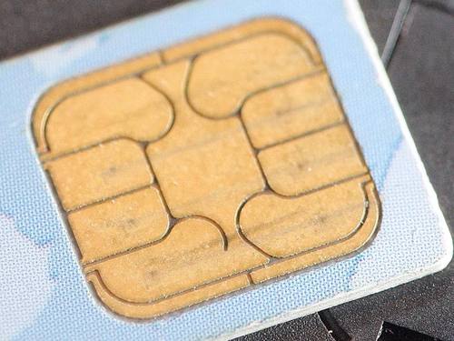 Die eSIM genannten Chips übernehmen die Funktion der herkömmlichen SIM-Karte, können aber per Funk auf einen anderen Netzbetreiber umprogrammiert werden. Foto: Bernd Thissen