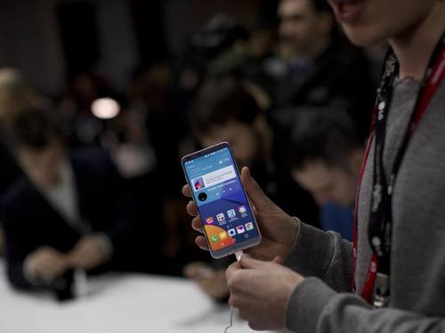 Das neue Smartphone G6 von LG. Foto: Emilio Morenatti