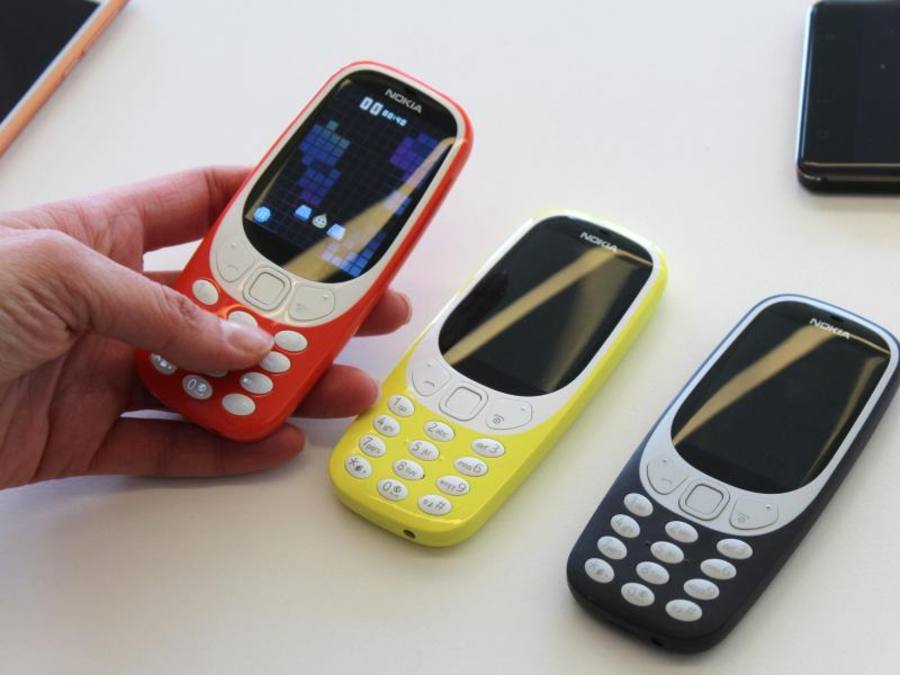 Das Nokia 3310 in verschiedenen Farben auf dem Mobile World Kongress in Barcelona. Foto: Martin Landi
