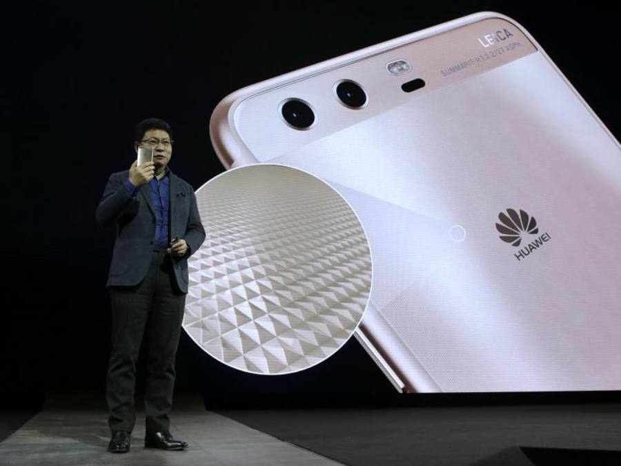 Richard Yu stellt das neue Huawei P10 vor. Foto: Manu Fernandez