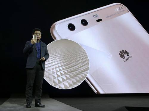 Richard Yu stellt das neue Huawei P10 vor. Foto: Manu Fernandez