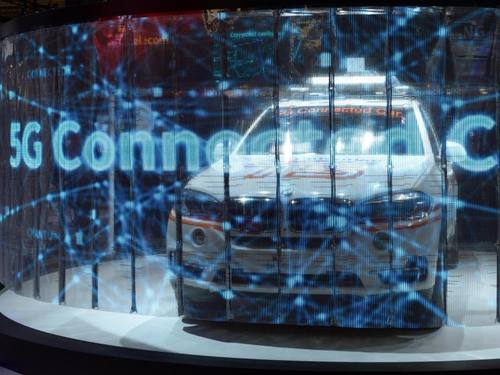 Ein vernetztes Auto mit Technologie der nächsten schnellen Datenfunk-Technologie 5G an Bord, aufgenommen auf dem Mobile World Congress. Foto: Andrej Sokolow