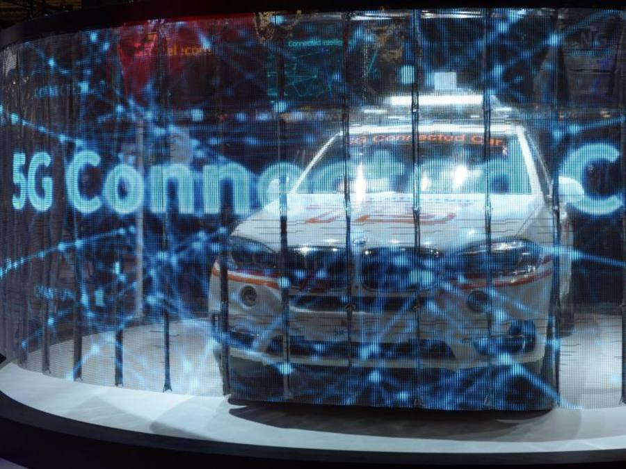 Ein vernetztes Auto mit Technologie der nächsten schnellen Datenfunk-Technologie 5G an Bord, aufgenommen auf dem Mobile World Congress. Foto: Andrej Sokolow