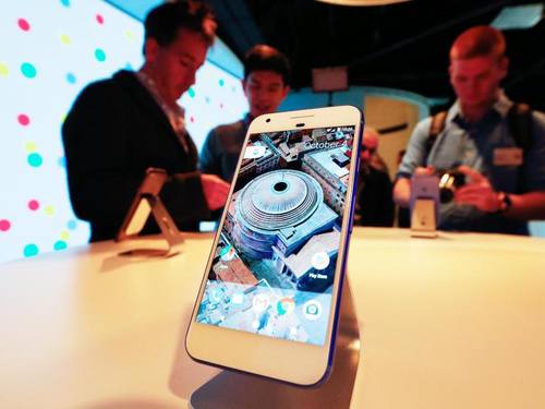 Das Smartphone "Pixel" von Google. In dem Gerät ist der Google Assistant integriert. Foto: John G Mabanglo