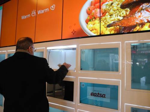 Ein Kunde bedient sich in einem voll automatisierten Eatsa-Restaurant in New York. Foto: Johannes Schmitt-Tegge