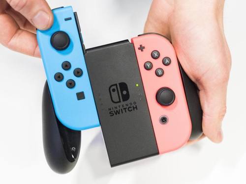 Die Switch-Konsole gilt als großer Hoffnungsträger für Nintendo. Der Touchscreen lässt sich über eine Docking-Station an den Fernseher anschließen, aber auch mobil nutzen. Foto: Christophe Gateau