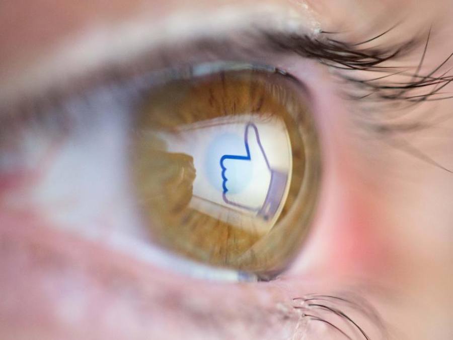 Daumen nach unten bei Facebook statt wie bisher nur nach oben? Einen «Dislike»-Knopf lehnte Facebook bisher stets ab, weil man keine negative Stimmung ins Netzwerk einbringen wolle. Foto: Friso Gentsch