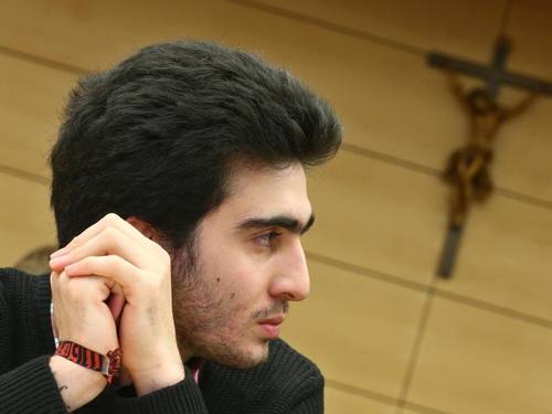 Anas M. im Würzburger Landgericht: Zu dem Prozess gegen Facebook war es gekommen, weil der syrische Flüchtling auf Fotomontagen fälschlicherweise als Terrorist und Attentäter dargestellt wurde. Foto: Karl-Josef Hildenbrand/Archiv