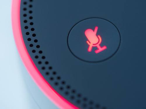 Der Echo-Lautsprecher von Amazon hat sieben Mikrofone, die darauf warten, dass das Schlüsselwort «Alexa» fällt. Foto: Franziska Gabbert