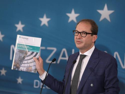 Bundesverkehrsminister Alexander Dobrindt ist im Bundeskabinett auch für die digitale Infrastruktur in Deutschland zuständig. Fhoto: Jörg Carstensen Foto: Jörg Carstensen