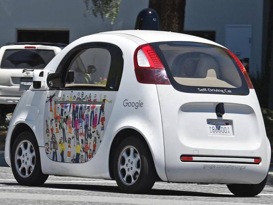 Ein selbstfahrendes Auto von Google ist in im kalifornischen Mountain View unterwegs. Foto: Andrej Sokolow