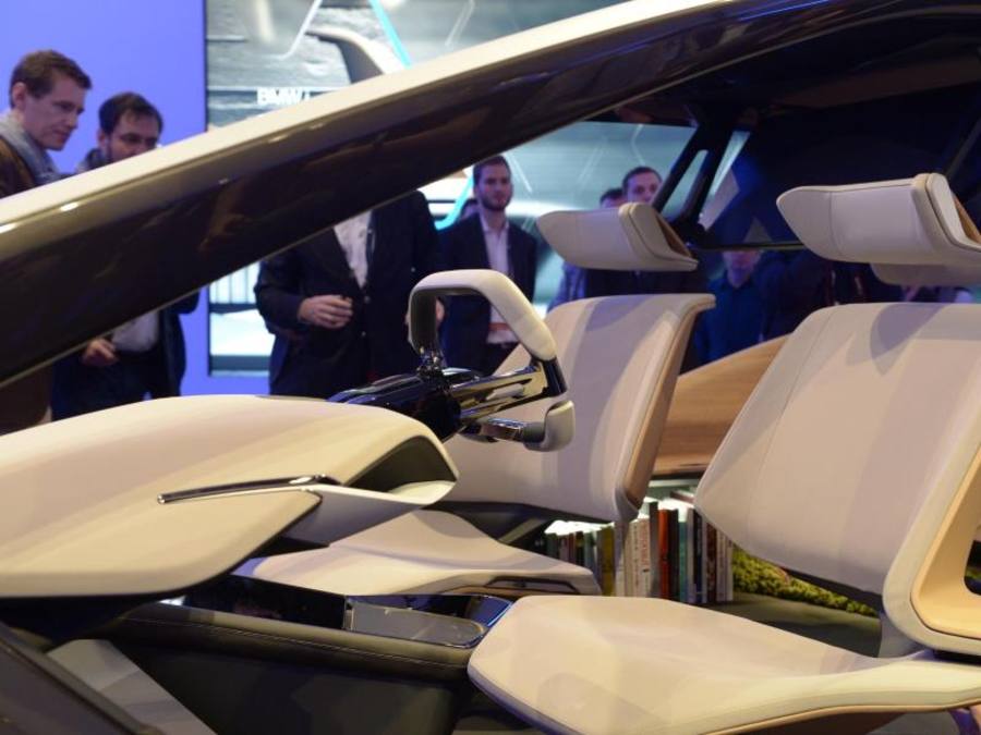 Autonomes Fahrzeug von BMW: Der amerikanische Chip-Gigant Intel kauft den auf Kameras für Roboterwagen spezialisierten Autozulieferer Mobileye für umgerechnet rund 14 Milliarden Euro. Foto: Andrej Sokolow