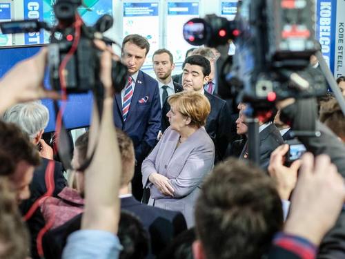 Bundeskanzlerin Angela Merkel umringt von Journalisten während ihres Rundgangs über die CeBIT Messe in Hannover. Foto: Ole Spata