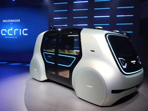 VW hat vor kurzem in Genf seine Vision für die autonome Autozukunft gezeigt - die Studie Sedric, die sich herbeirufen lässt. Foto: Thomas Geiger