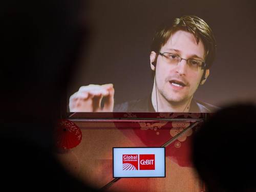 Edward Snowden spricht bei der IT-Messe CeBIT in Hannover per Live-Schaltung auf einer Videowand. Foto: Friso Gentsch