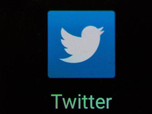 Twitter versucht, sich vor allem über Werbung zu finanzieren, wie etwa von Unternehmen im Nachrichtenstrom der Nutzer platzierte Tweets. Foto: Patrick Seeger