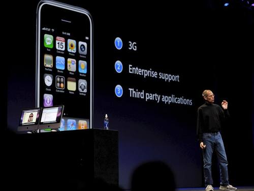 Der inzwischen verstorbene Apple-Chef Steve Jobs präsentiert im Juni 2008 das iPhone 3G. Foto: John G. Mabanglo