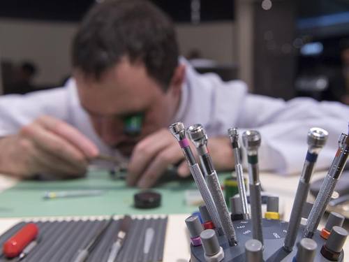 Klassiche statt vernetzte Uhren dominieren noch auf der Messe Baselworld. Foto: Georgios Kefalas