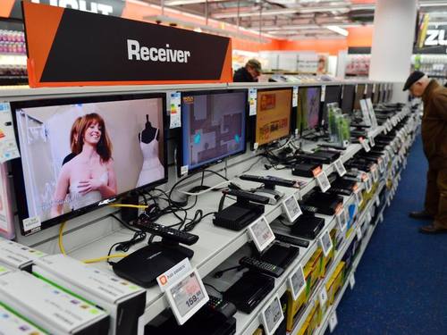 DVB-T2-Receiver in einem Elektronikmarkt in Berlin. Foto: Maurizio Gambarini/Symbolbild