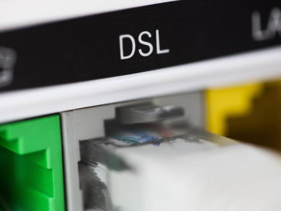 Ein Netzwerkkabel in einem Modem. Foto: Rolf Vennenbernd/Illustration