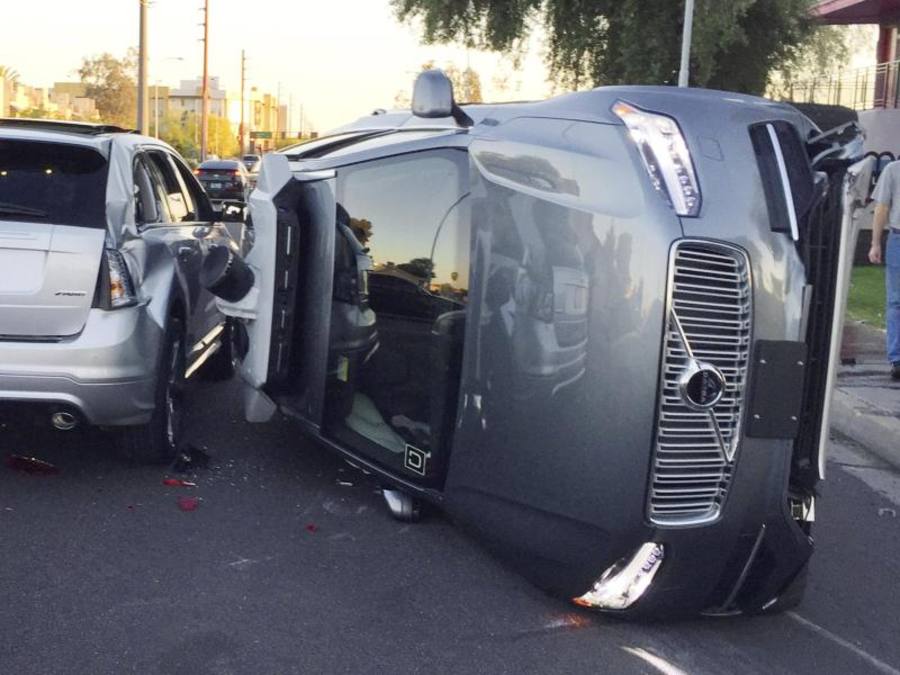 Uber hatte seine Fahrten mit selbstfahrenden Autos Ende vergangener Woche gestoppt. Auf Fotos war ein verunglückter Volvo-SUV mit Ubers Roboterwagen-Sensoren auf dem Dach zu sehen. Foto: Tempe Police Department