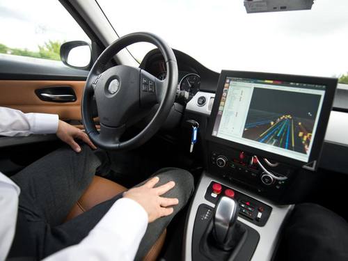Ein Mann fährt auf der Autobahn 81 bei Abstatt in einem Auto, das als Prototyp für autonomes Fahren genutzt wird. Foto: Daniel Naupold/Archiv