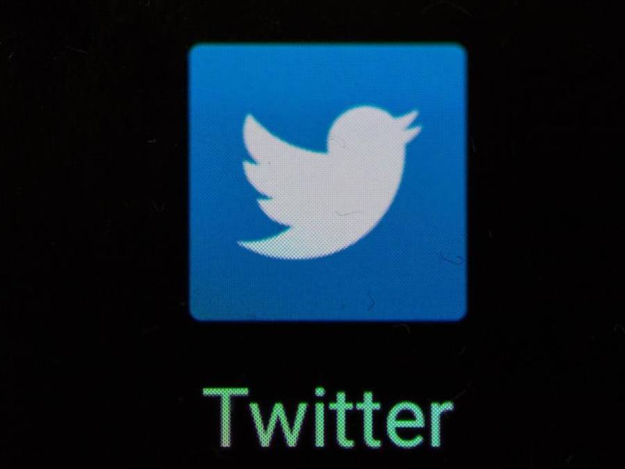 Das Icon von Twitter ist auf einem Smartphone auf dem Display zu sehen. Foto: Patrick Seeger/Illustration