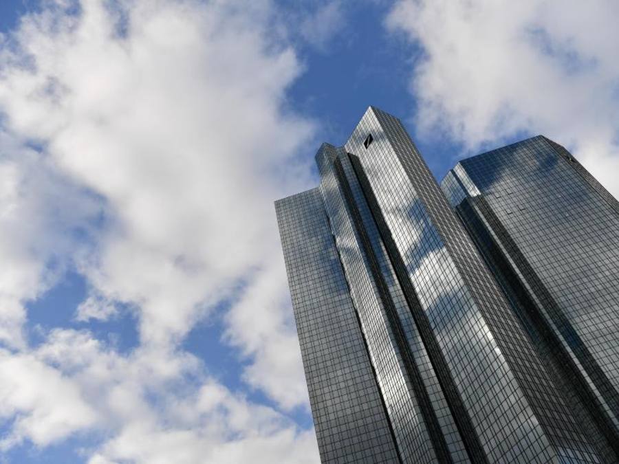 Zentrale der Deutschen Bank in Frankfurt am Main. Kunden des größten deutschen Geldhauses sollen bald auch mit dem Handy an der Ladenkasse zahlen können. Foto: Arne Dedert