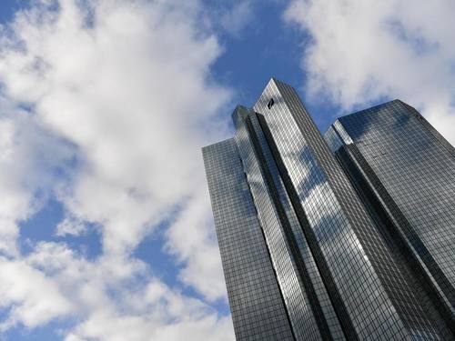 Zentrale der Deutschen Bank in Frankfurt am Main. Kunden des größten deutschen Geldhauses sollen bald auch mit dem Handy an der Ladenkasse zahlen können. Foto: Arne Dedert