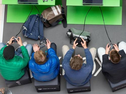 Jugendliche beim «Zocken»: Bei den Spielen wuchs vor allem der Bereich «Virtuelle Güter und Zusatzinhalte. Symbolbild: Foto: Sebastian Kahnert