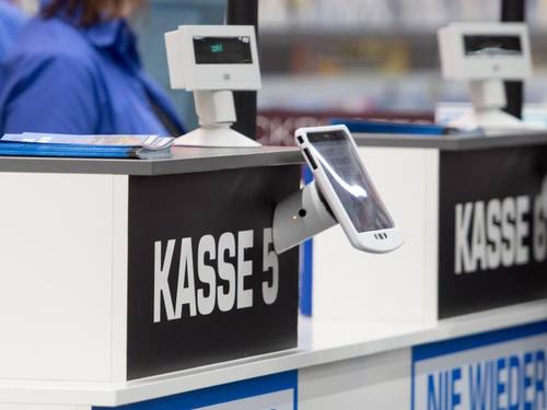 Kassen bei Saturn: Die PC-Verkäufe schrumpfen Marktforschern zufolge nach jahrelanger Talfahrt in den kommenden Jahre nicht weiter. Foto: Armin Weigel
