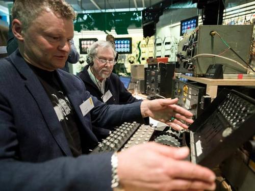 Jochen Viehoff (l), Geschäftsführer des Heinz Nixdorf MuseumsForums in Paderborn, und Amateurfunker Matthias Neuß an einer Enigma Entschlüssungsmaschine aus dem 2. Weltkrieg. Foto: Bernd Thissen