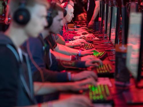 Gamescom in Köln: Registrierte «Minecraft»- Entwickler sollen ihre eigenen Kreationen oder zusätzlichen Geschichten nun künftig über den Marktplatz anderen Spielern zum Kauf anbieten können. Foto: Marius Becker/Symbolbild