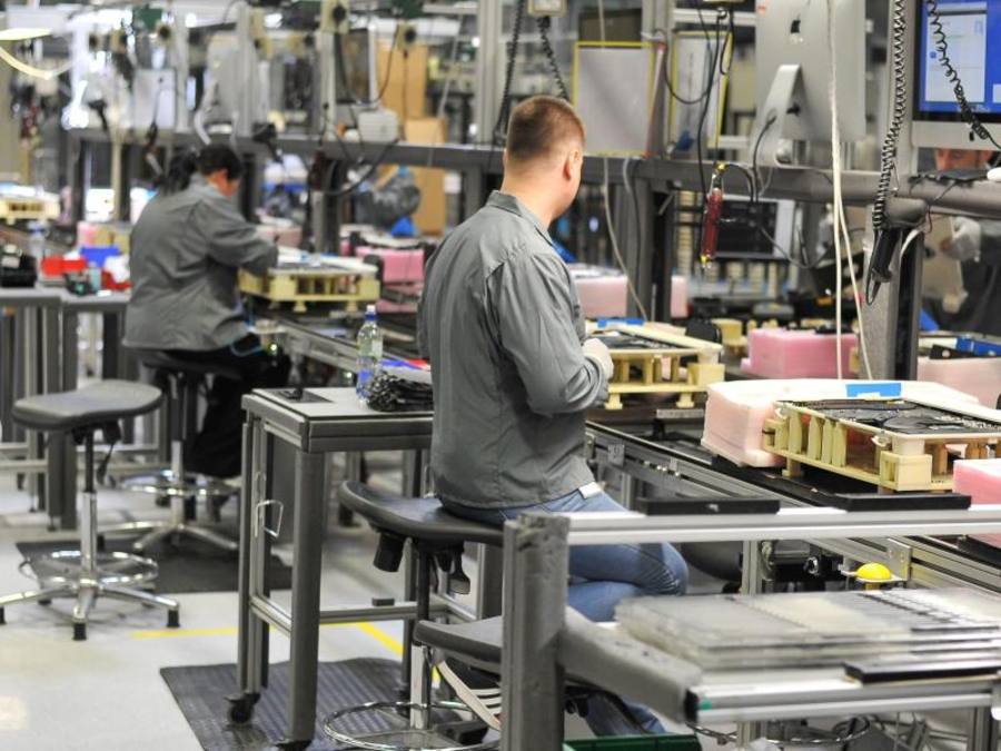 Apple-Produktion bei Cork in Irland. Apple hat sich das Langzeitziel gesetzt, sich in seiner Produktionskette komplett von der Förderung neuer Rohstoffe unabhängig zu machen. Foto: David Keane