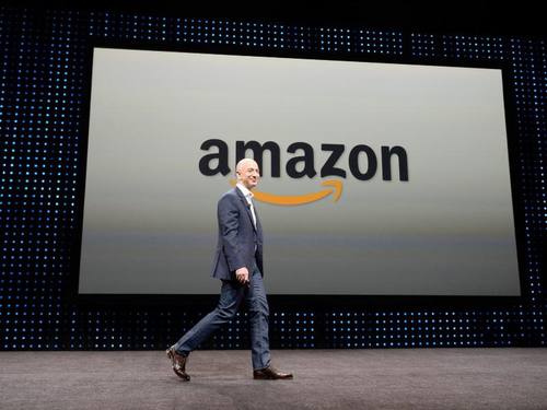 Amazon-Chef Jeff Bezos: Einem Zeitungsbericht zufolge hat sich Amazon bereits vor über einem Jahr ein auf autonomes Fahren fokussiertes Team gebildet. Foto: Michael Nelson