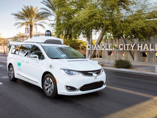 Ein selbstfahrendes Auto von Waymo, ein umgebauter Chrysler-Minivan, unterwegs auf einer öffentlichen Straße. Foto: Waymo/Illustration