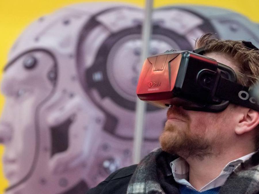 VR-Brille des zu Facebook gehörenden Herstellers Oculus auf der Hannover Messe. Foto: Peter Steffen/Archiv