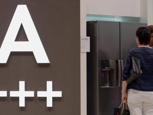 Auf der Elektronikmesse IFA in Berlin begutachtet ein Besucher einen Kühlschrank. Foto: Rainer Jensen/Archiv