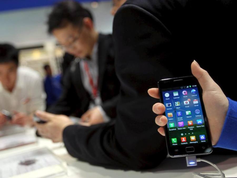 Die meisten Smartphones laufen mit Bausteinen unterschiedlicher Hersteller auf der technischen Grundlage des britischen Chip-Designers ARM. Foto: Toni Albir