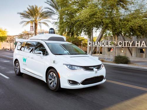 Ein selbstfahrendes Auto von Waymo, ein umgebauter Chrysler-Minivan, unterwegs auf einer öffentlichen Straße. Foto: Waymo