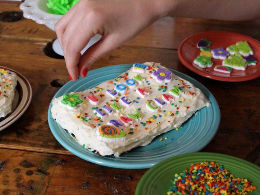 «Troll Cake»-Bäckerin Kat Thek. Ihre Kuchen verziert sie mit Beleidungen. Foto: Stephanie Ott
