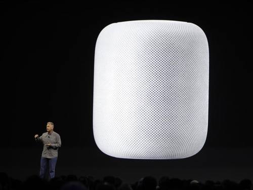 Apple-Marketingchef Phil Schiller erklärt die Eigenschaften der neuen vernetzten Lautsprecher mit dem Namen HomePod. Foto: Marcio Jose Sanchez