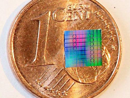 Kreisförmige Siliziumnitrid-Mikroresonatoren auf einem Chip im Vergleich mit einer Cent-Münze. Foto: J. N. Kemal/P. Marin Palomo/KIT