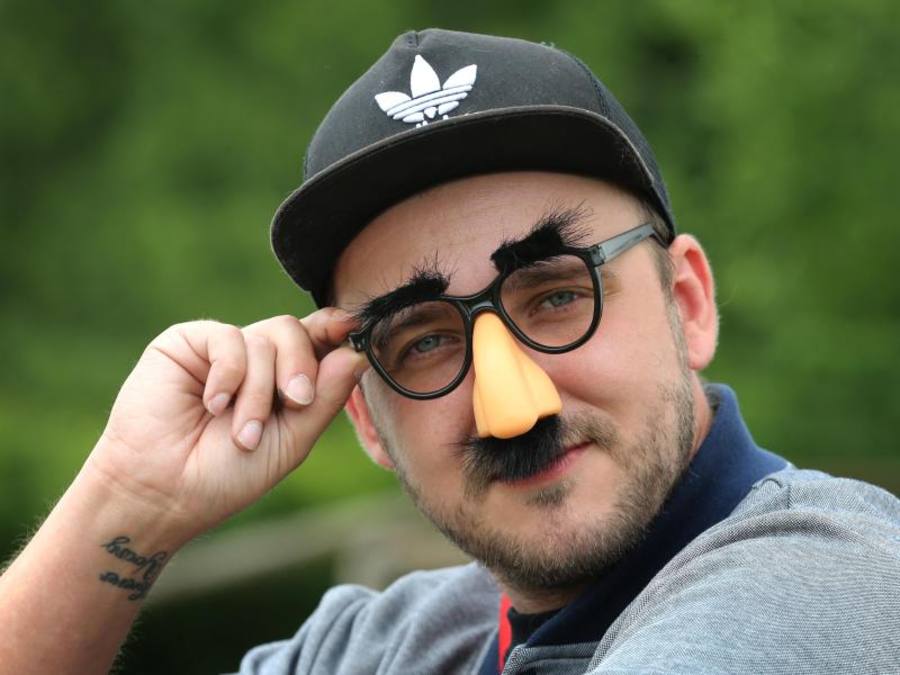 Kunstfigur Willy Nachdenklich, selbst ernannter Erfinder der «Vong»-Sprache: Die Facebook-Seite des 33-Jährigen gefällt fast 350 000 Menschen. Foto: Karl-Josef Hildenbrand