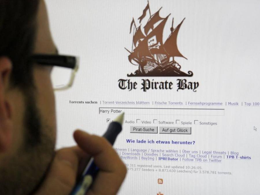 Ein Mann betrachtet im Jahr 2011 die Webseite von «The Pirate Bay». Foto: Soeren Stache