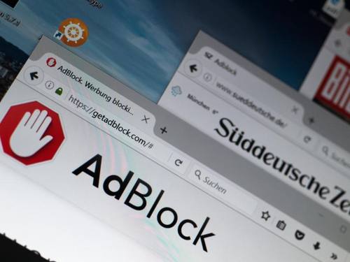 Adblocker verhindern, dass im Browser Werbung auftaucht. Immer mehr Internetnutzer greifen auf solche Erweiterungen zurück. Foto: Monika Skolimowska/dpa