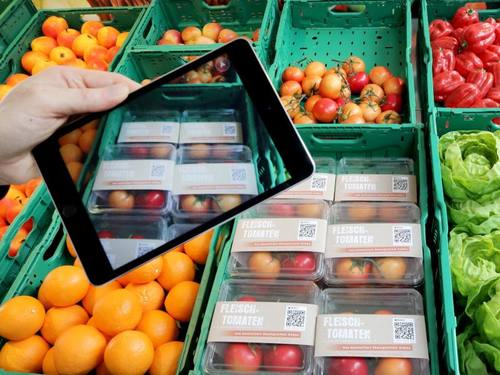 Ein Supermarktkunde scannt seine Ware im Supermarkt der Zukunft. Foto: Roland Weihrauch