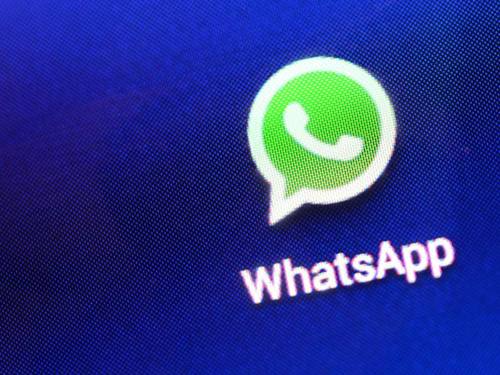 Auf einem Smartphone ist das Logo vom Instant-Messaging-Dienst WhatsApp zu sehen. Foto: Jens Kalaene/Illustration
