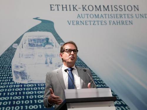 Bundesverkehrsminister Alexander Dobrindt spricht in Berlin über einen Bericht der Ethik-Kommission für selbstfahrende und vernetzte Autos. Foto: Kay Nietfeld